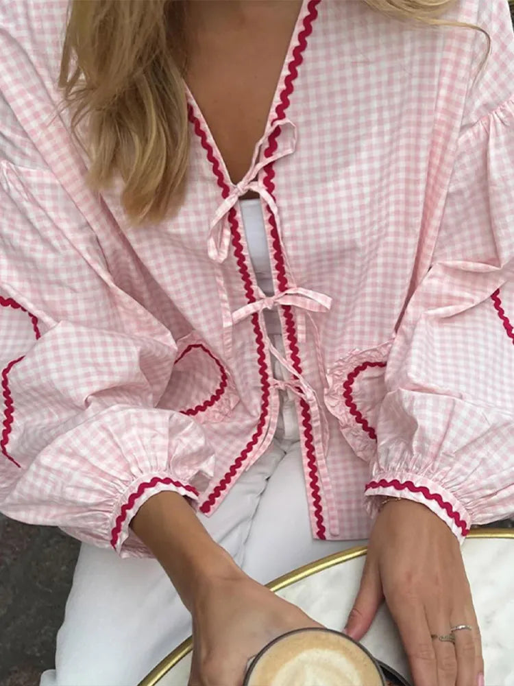 Amelie®️™ – elegante herzförmige Bluse