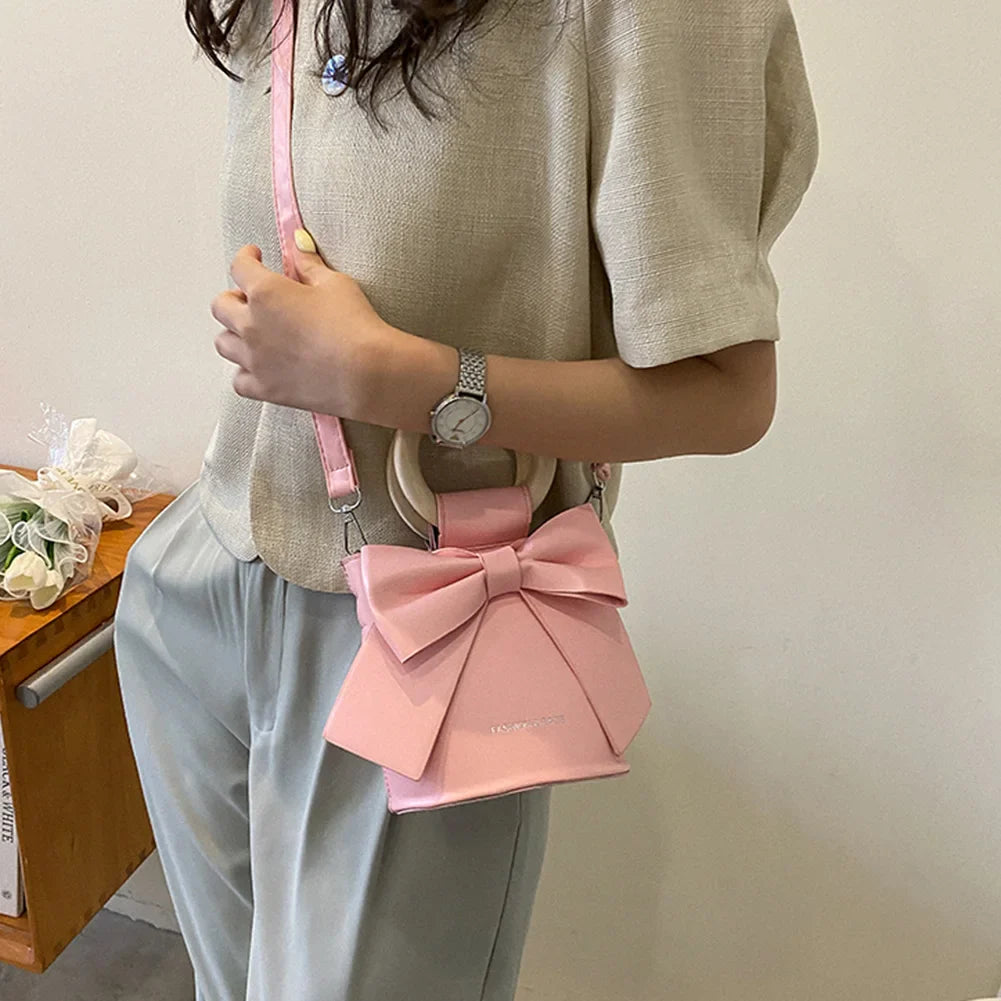 Gretta - Handtasche mit Fliege - Runder Holzgriff