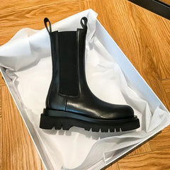 Wylla - Plateau-Chelsea-Stiefel - Gummizug-Detail in Schwarz