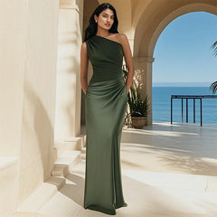 Amber™ – Ein Schulter Satin Maxikleid in Grün