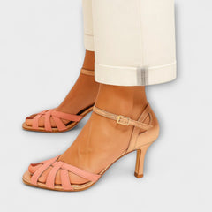 Philena – Riemchensandalen mit goldenem Akzent in Rosa