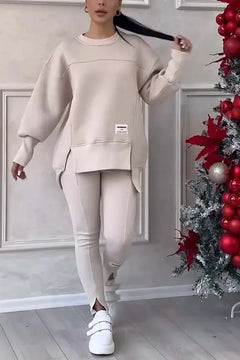 MARIA - SET AUS SWEATSHIRT UND LEGGINGS IN ÜBERGRÖSSE in Beige