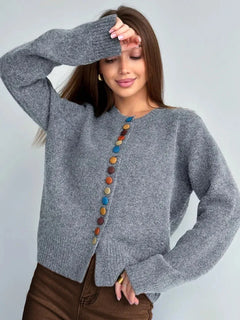 Victoria | Eleganter Damen Cardigan mit dekorativen Knöpfen in Grau