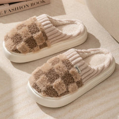 Peachy - Karierte Plüschpantoffeln - Indoor-Schuhe in Braun