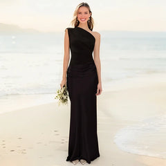 Amber™ – Ein Schulter Satin Maxikleid in Schwarz