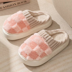 Peachy - Karierte Plüschpantoffeln - Indoor-Schuhe in Rosa