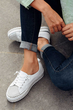 Fiora - Diamantbesetzte Sneakers in Weiß