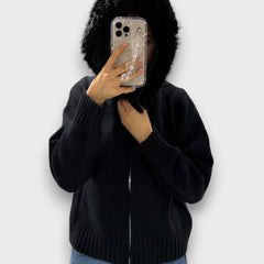 Alisanne – Strickjacke mit Reißverschluss und Faux-Fur-Kragen in Schwarz