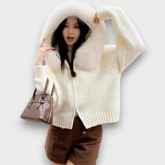 Alisanne – Strickjacke mit Reißverschluss und Faux-Fur-Kragen in Weiß