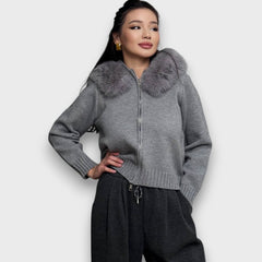Alisanne – Strickjacke mit Reißverschluss und Faux-Fur-Kragen in Grau