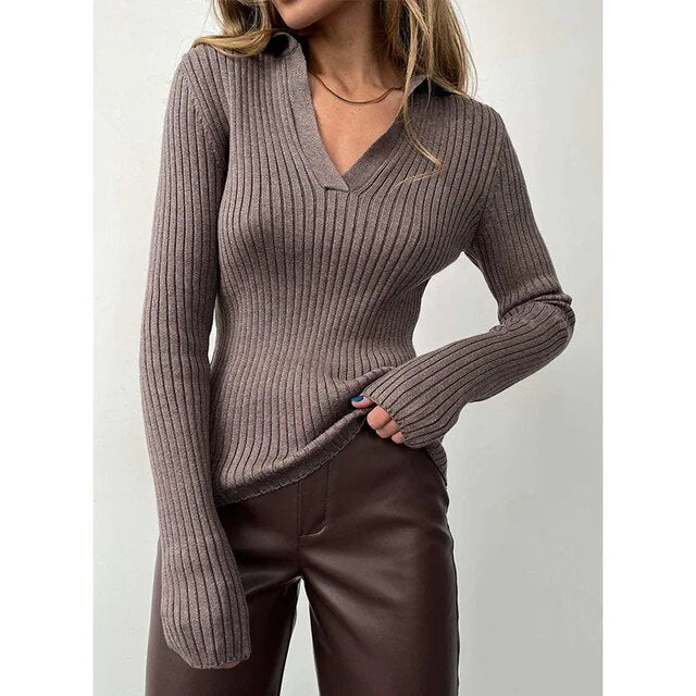 Schlankes Top mit Polokragen aus Strick