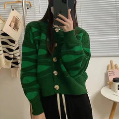 Gestreifte Strickjacke mit Knopfleiste in Grün