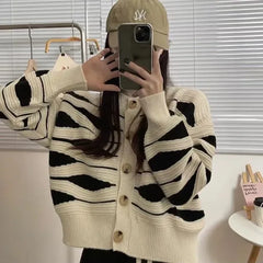 Gestreifte Strickjacke mit Knopfleiste in Weiß