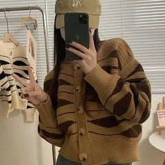 Gestreifte Strickjacke mit Knopfleiste in Kaffee