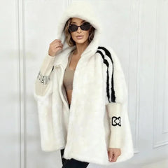 WinterFlausch™ - Jacke aus Ultraweichem Plüsch mit Kapuze und Oversize-Design / Die Perfekte Balance Zwischen Komfort und Stil in Diesem Winter! in Weiß