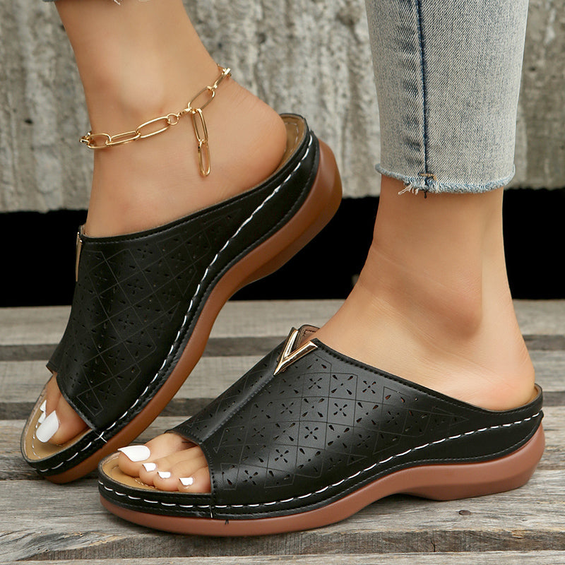 Vanessa - Sandalen mit offener Zehenpartie und Gold-Emblem