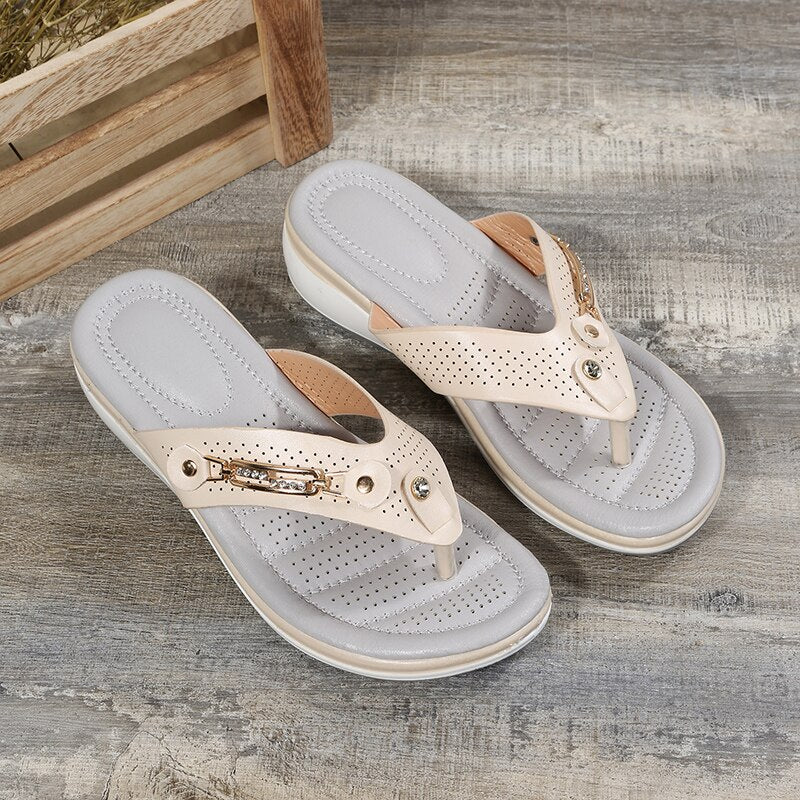 Darlene - Flip‑Flops mit niedrigem Absatz
