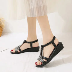 Thea® | Elegante Sandalen mit piepender Spitze in Schwarz