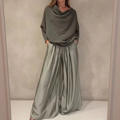 Nysa™-Set mit Satinhose und Bluse aus hochwertigem Strickstoff / Gemütlichkeit und Eleganz mit dezentem Luxus. in Matcha