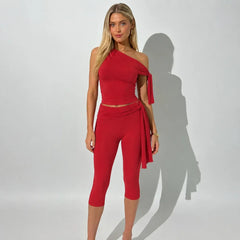 Odessa™ Set mit One-Shoulder-Bluse und Eleganter Caprihose in Rot
