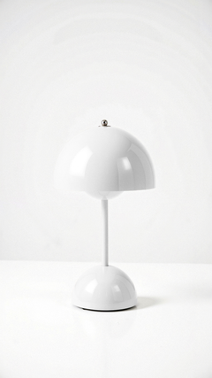 Veluce - Elegante Tischlampe in Weiß