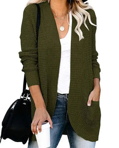 Geschwungene Strickjacke in Armeegrün