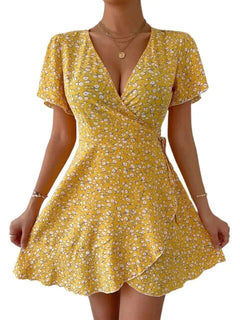 Wickelkleid mit Blumendruck und Rüschensaum in Gelb