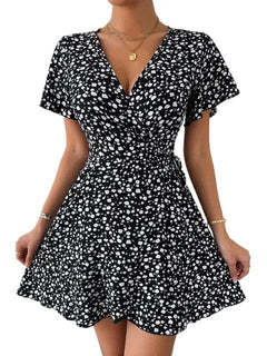 Wickelkleid mit Blumendruck und Rüschensaum in Schwarz
