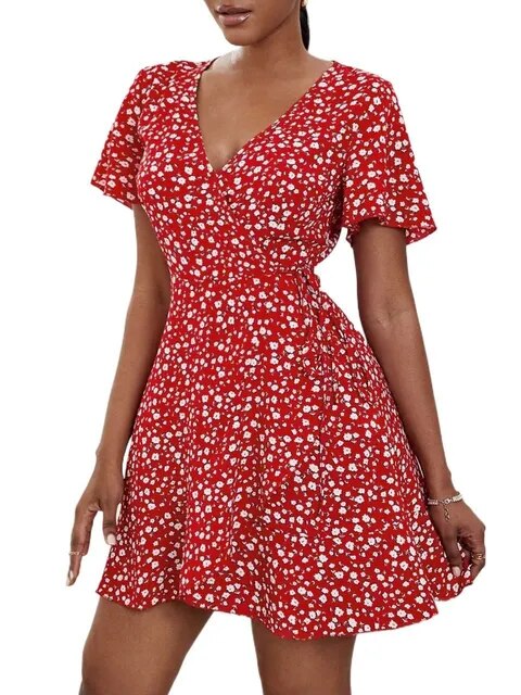 Wickelkleid mit Blumendruck und Rüschensaum