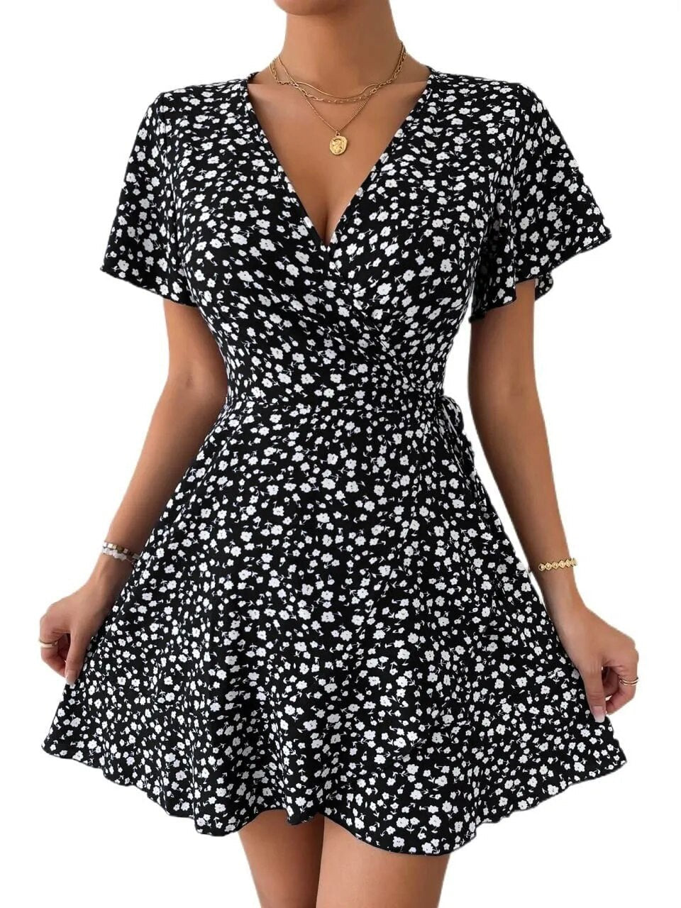 Wickelkleid mit Blumendruck und Rüschensaum