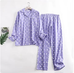 Roxana - Bequemes Damen Pyjama-Set mit lebendigen Mustern in Lila Polka