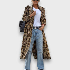Leona – Samtiger Mantel im Leopardenmuster in Leopard