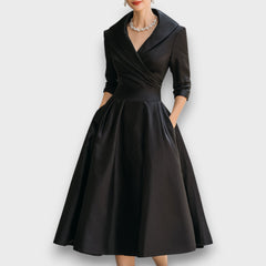 Lina – Satiniertes Midikleid in Schwarz