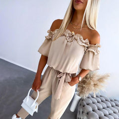 CAMILA – Schicker Off-Shoulder Volant-Hüftgurt-Jumpsuit in Aprikose