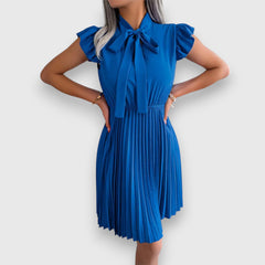 Nivara – Plissiertes Kleid mit femininer Note in Blau