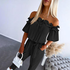 CAMILA – Schicker Off-Shoulder Volant-Hüftgurt-Jumpsuit in Schwarz