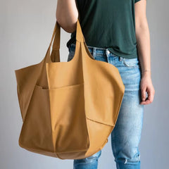 Charlotte | Übergroße Veganleder Tote Bag mit Magnetverschluss in Senf