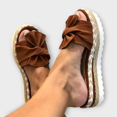Seina – Bequeme Sandalen mit Schleifendetail in Braun