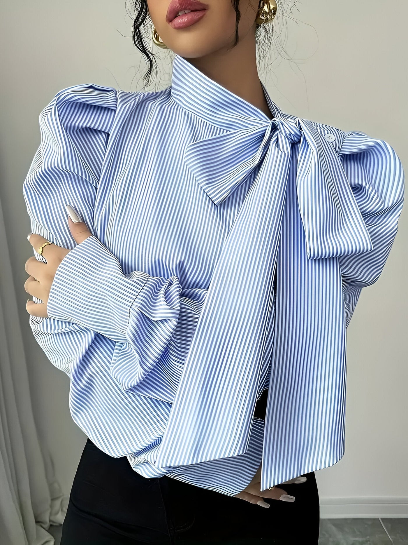 Bastian | Elegantes gestreiftes Hemd mit großem Schleifen-Detail