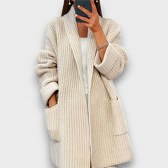 Winnie – Strickjacke mit Taschen in Beige