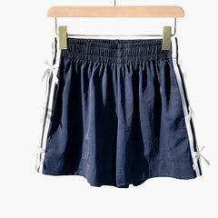 Kurze lässige Damenstil Urlaub mit seitlichen Schleifen und sportlichen Streifen in Marineblau