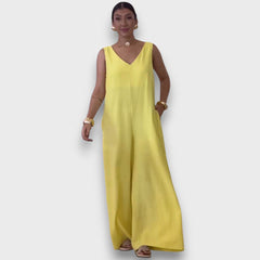 Aubrine – Fließender Jumpsuit mit V-Ausschnitt in Gelb