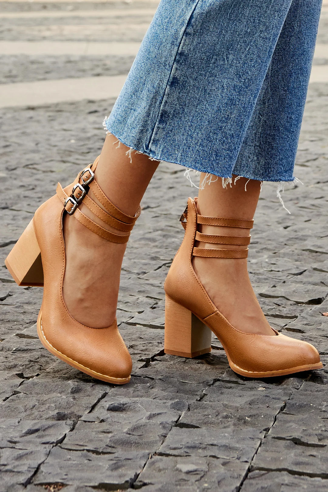 Caa  | Glatte Sandalen mit Knöchelriemen und Keilabsatz