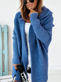 Vivi - Halblange Jacke mit Kapuze und regelmäßigen Nähten in Blau