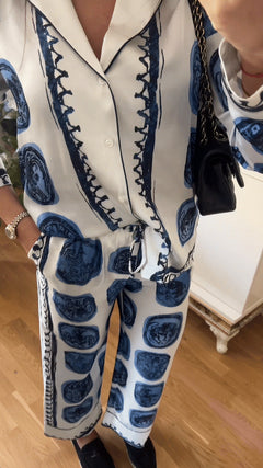 Mariah - Hosenset - Lebendiger abstrakter Druck in Blau