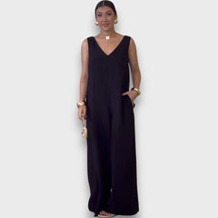 Aubrine – Fließender Jumpsuit mit V-Ausschnitt in Schwarz