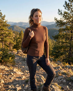 Marie | Damen Gerippter Rollkragen Strick Sweater in Dunkelbraun