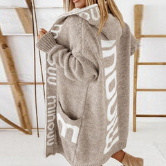 Marlene | Damen Gestrickte Kapuzenjacke mit Schriftzug Muster Offene Strickjacke in Beige