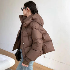 Damen Kurze Steppjacke mit Hohem Stehkragen Frontreißverschluss und Gesteppten Bahnen in Braun