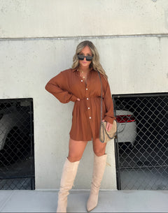Damen Kurzer Jumpsuit mit Hemdkragen Knopfleiste und Kordelzug in der Taille in Kupfer